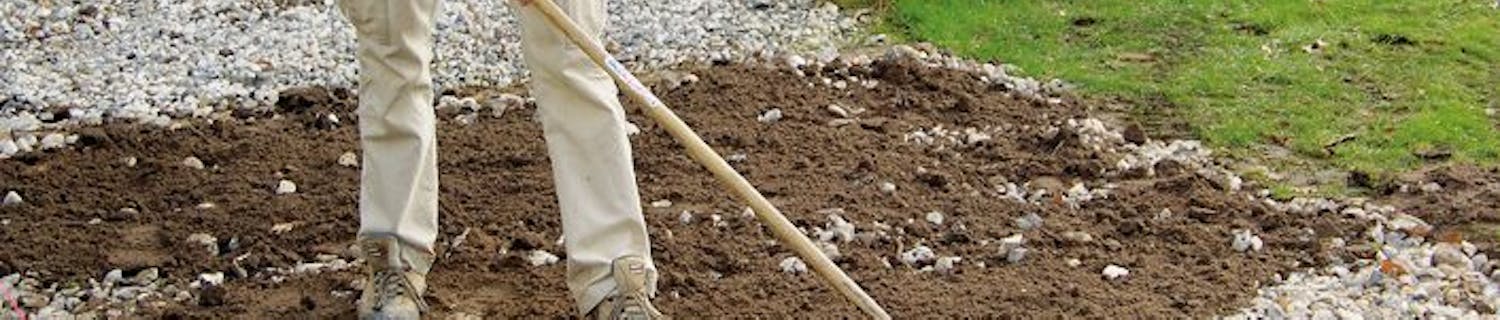 Grønn innkjørsel med naturstein